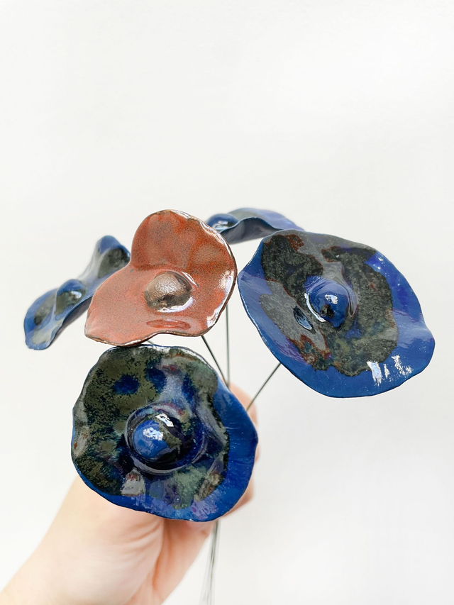 Association de 5 coquelicots émail bleu cendre et un effet rouille