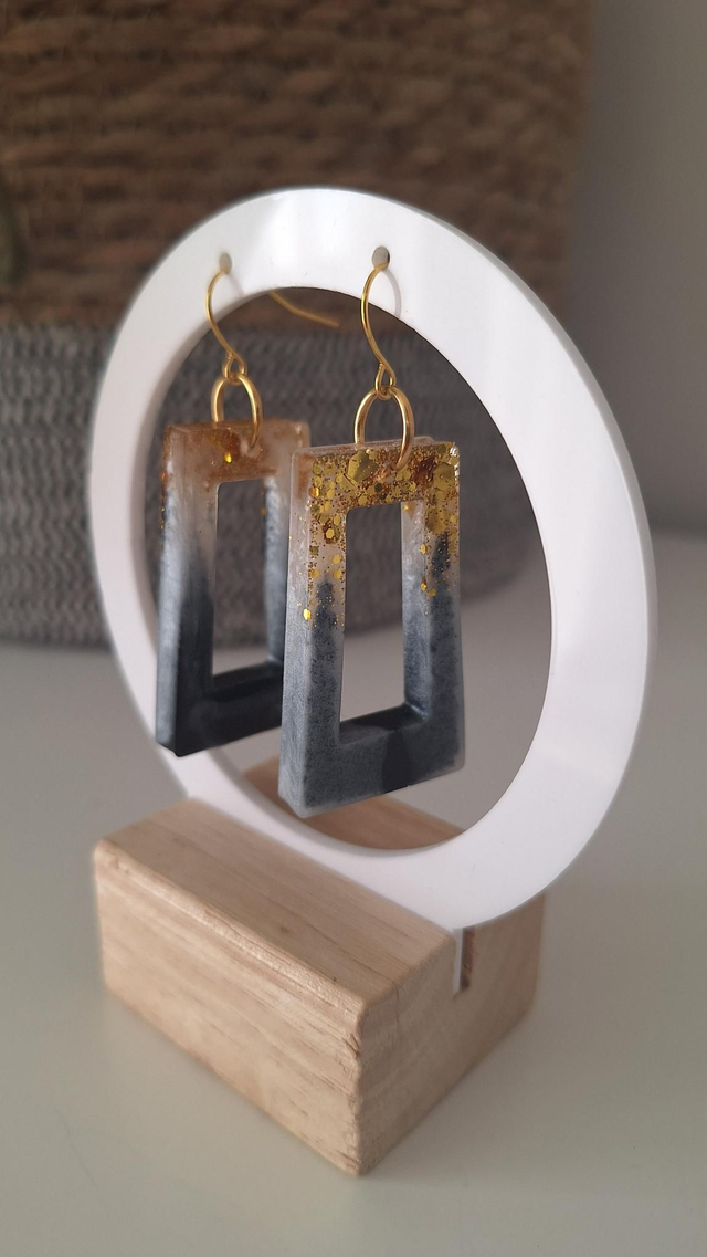 Boucles d'oreilles noires blanches et paillettes dorées 