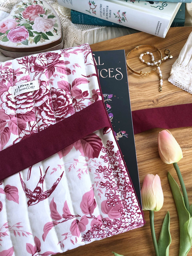 Pochette à livres en coton matelassé Philomèle rouge - ouverture latérale avec nœud