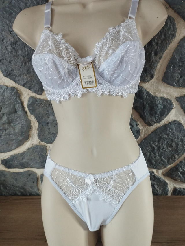 Ensemble 90C avec armatures sans rembourrage. Culotte en L