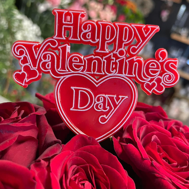 12 red roses in a hat box 