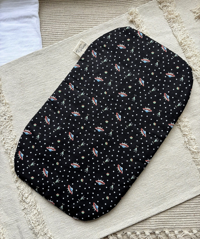 Coussin ovale &quot;petits extraterrestres&quot;