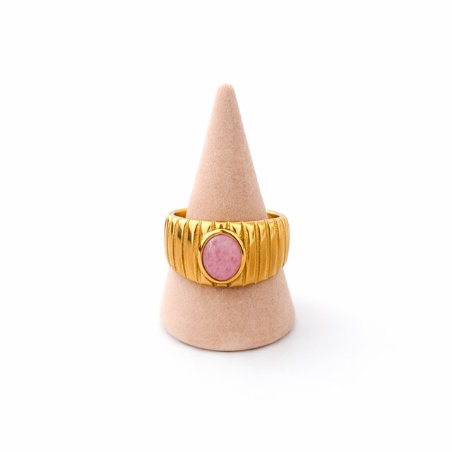 Anillo acero dorado y piedra rosa 