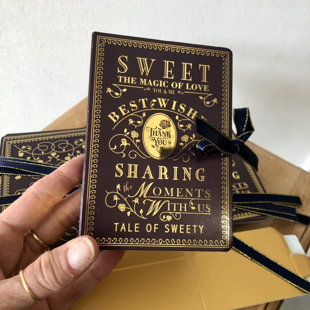 Boîte cadeau 🎁 sous forme de livre bleu 