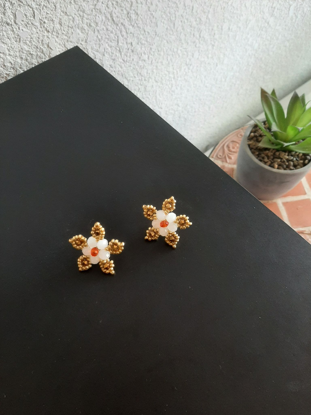 Boucles d&#039;oreille étoile blanc - doré  en perle de verre cristal 	