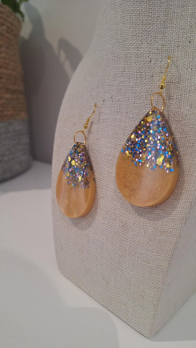 Boucles oreilles gouttes or et paillettes bleu rose or