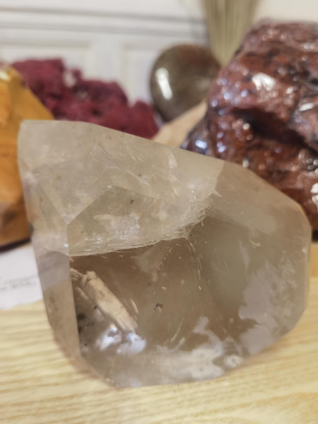 Cristal de roche rubané à inclusions d'oxydes de fer et argile