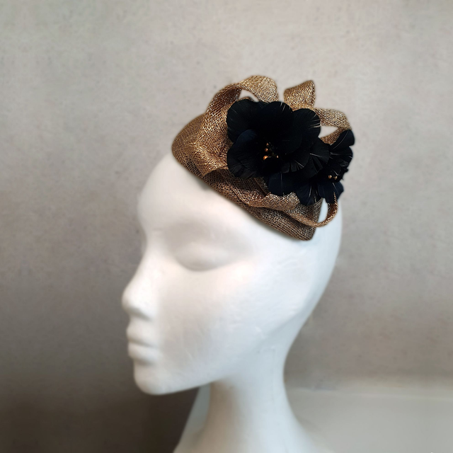 Tocado fascinator sinamay oro viejo flores de plumas negras Garbo
