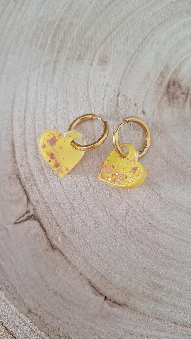 Boucles d&#039;oreilles créoles cœurs jaune paillettes roses holographiques 