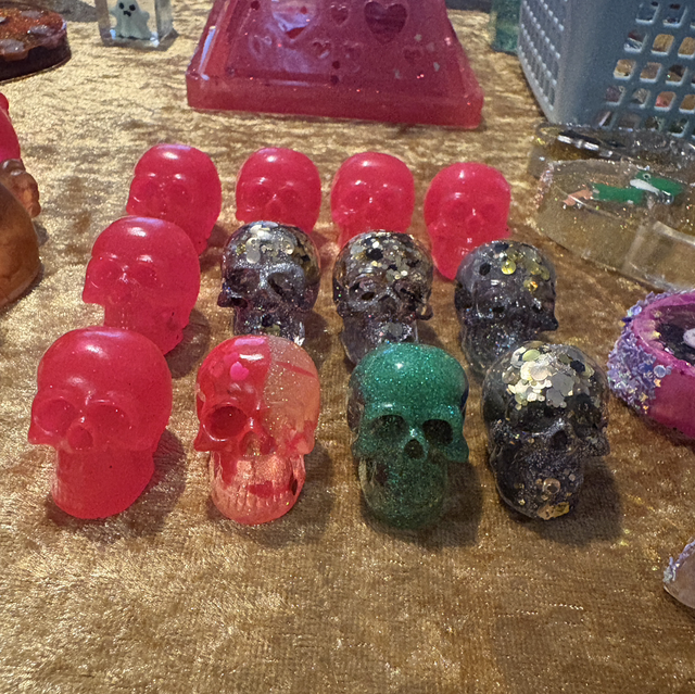 Small resin skulls  random colour