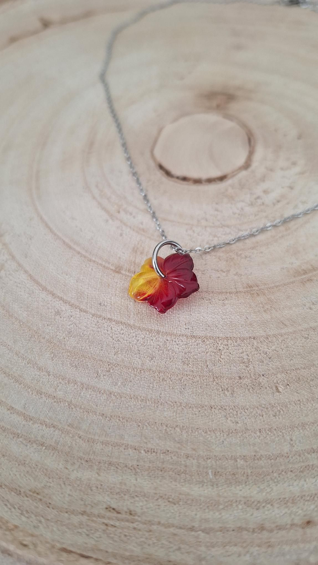 Collier argenté fleur hibiscus rose/jaune