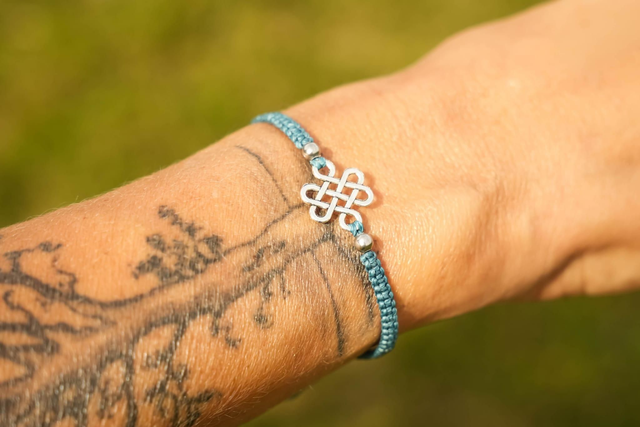 Bracelet en micro-macramé bleu canard avec pendentif argenté 