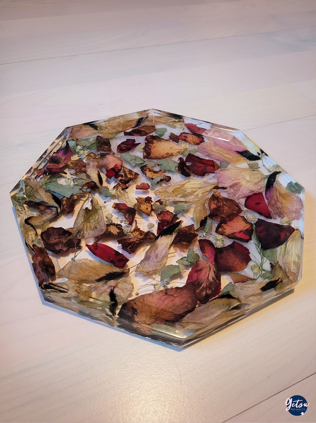 Plateau octogonal avec fleurs et feuilles séchées 