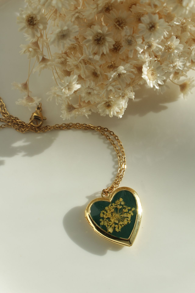 Collier Médaillon Cœur Doré avec Photo Souvenir et Fleur Naturelle
