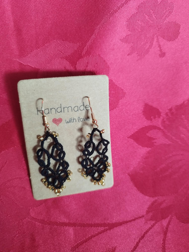 Boucles d'oreilles frivolité noir et perles or. Frivolité 