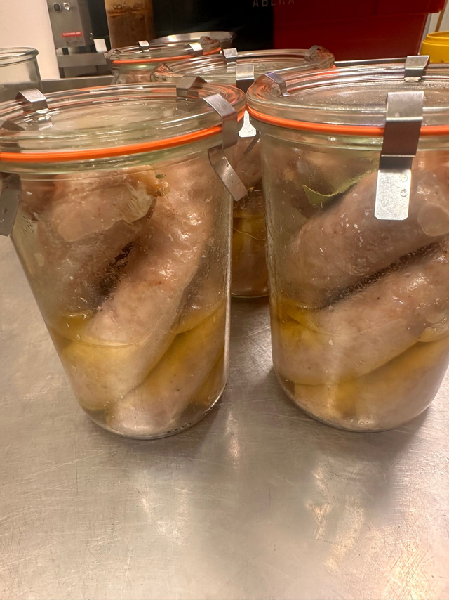 🐖🦆 Saucisse Confite à la Graisse de Canard – Recette de Terroir