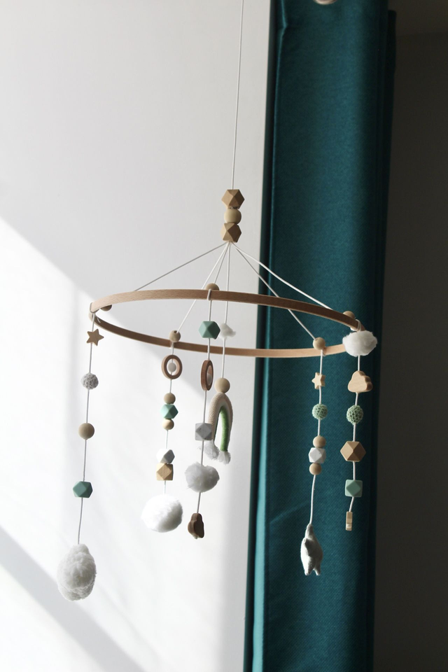 Mobile bébé vert sauge