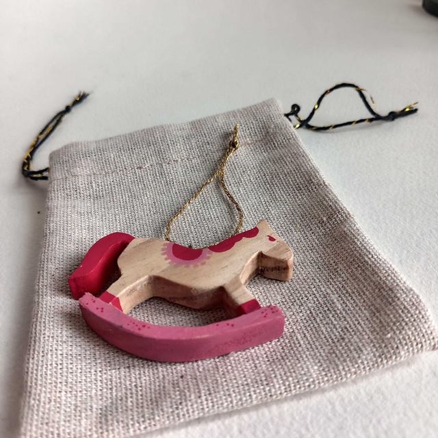 Cheval à bascule rose