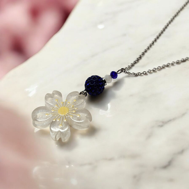 Collier acier inoxydable et cristal blanc bleu foncé fleur