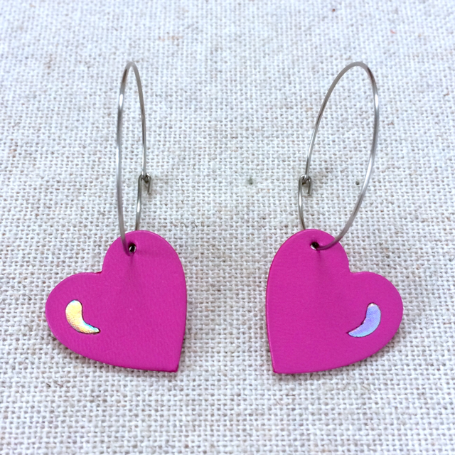 Boucles d’oreilles « Chœur » argentées, cuir rose bonbon et holographique