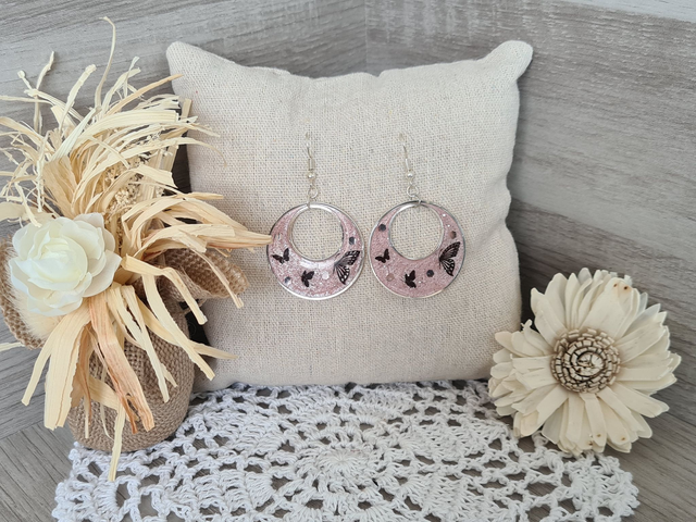 Boucles d&#039;oreilles Créoles argentées rose avec papillons Légères Et Hypoallergénique