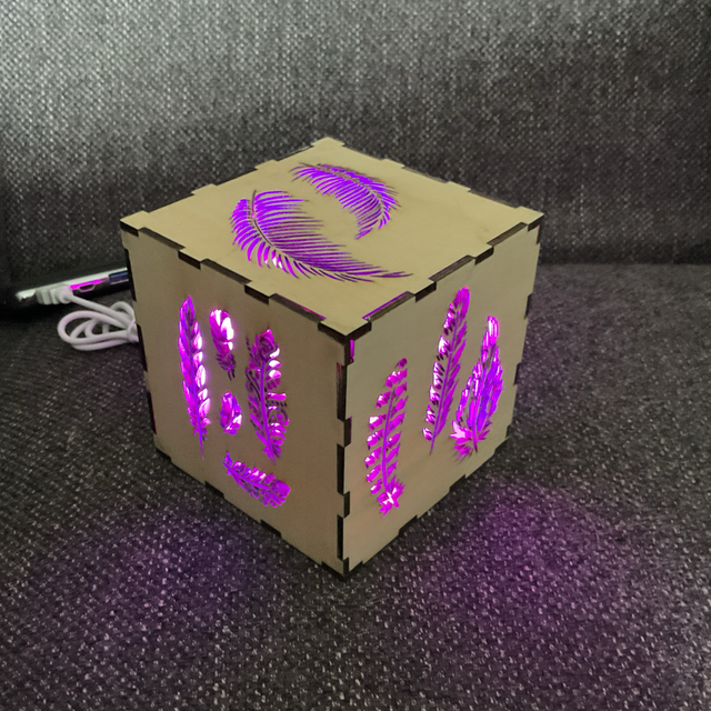 Le cube lumineux plume