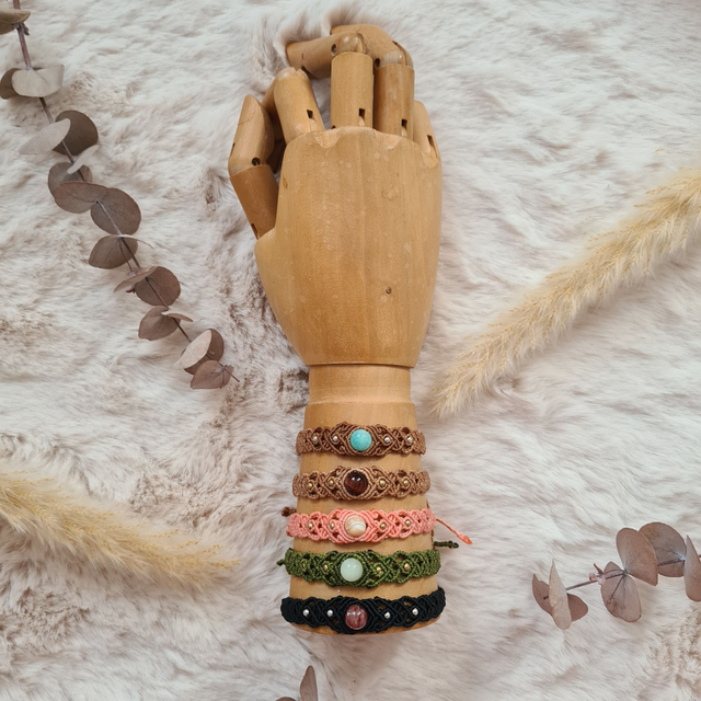 Bracelet en micro macramé avec pierre naturelle et perle laiton argentée