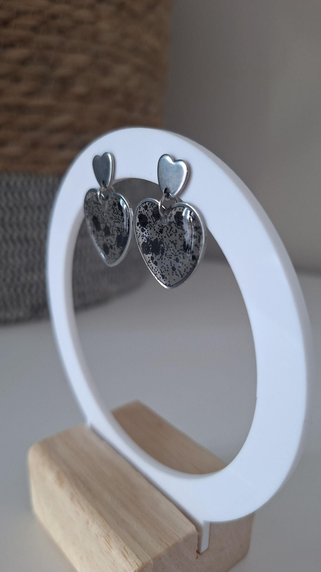 Boucles d&#039;oreilles cœurs paillettes noires 