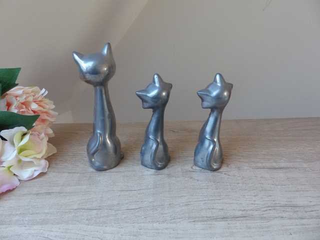 Figurines de Collection – Trois Chats Siamois avec Cravates, Étain et Laiton, Vintage Rare 1940 - Décoration Anciens Chats Hong Kong 1940