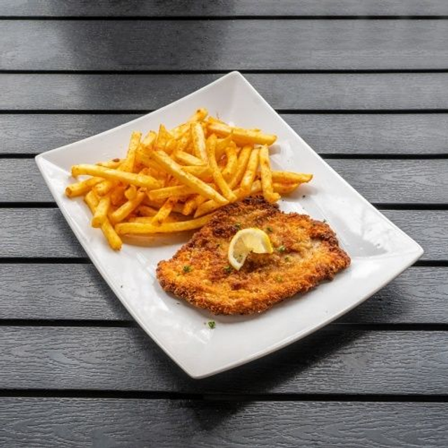 Putenschnitzel Wiener Art (hausgemacht, aus der Putenbrust mit frischer Zitrone) mit Beilage