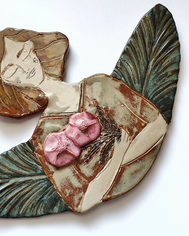 Ceramiczna wróżka z kwiatami – ręcznie lepiona ozdoba ścienna