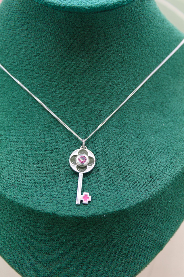 Pendentif clef vert olive &amp; rose | Tourmaline rose