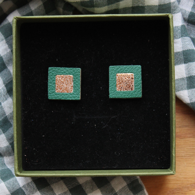 Boucles d’oreilles puces cuir carré