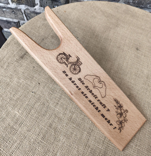 Holz-Stiefelknecht mit Gravur – „Die Arbeit ruft?“ | Lustiges Geschenk & Deko


