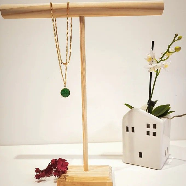 Collier Scilla – Médaillon vert en résine – Chaîne dorée à l’or fin 24k – Pièce unique