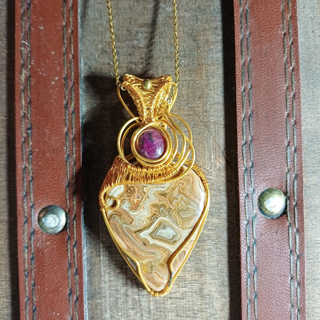 Bois pétrifié et rubis wire wrapping