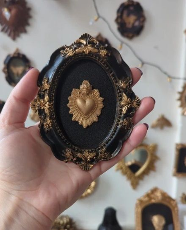 Cadre baroque doré vieilli cœur sacré