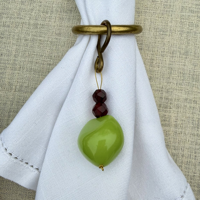 Messing servetring met groene kraal