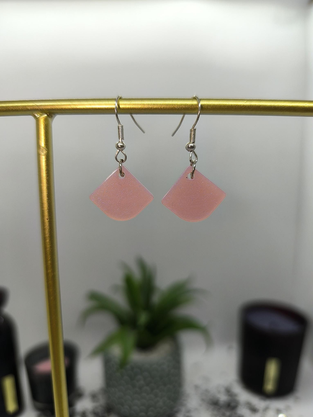 Boucles d'oreilles triangle rose nacré 