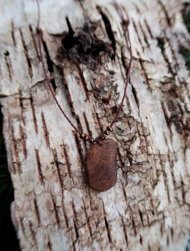Handgefertigte Halskette mit kraftvollem Holzanhänger