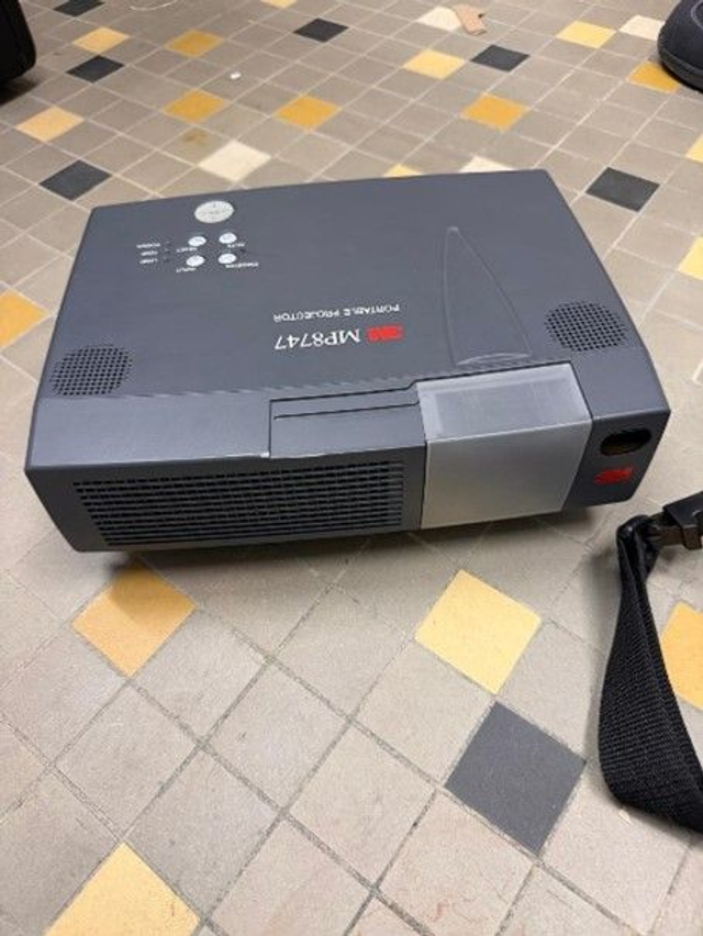 3M Beamer MP8747, XGA-Projektor