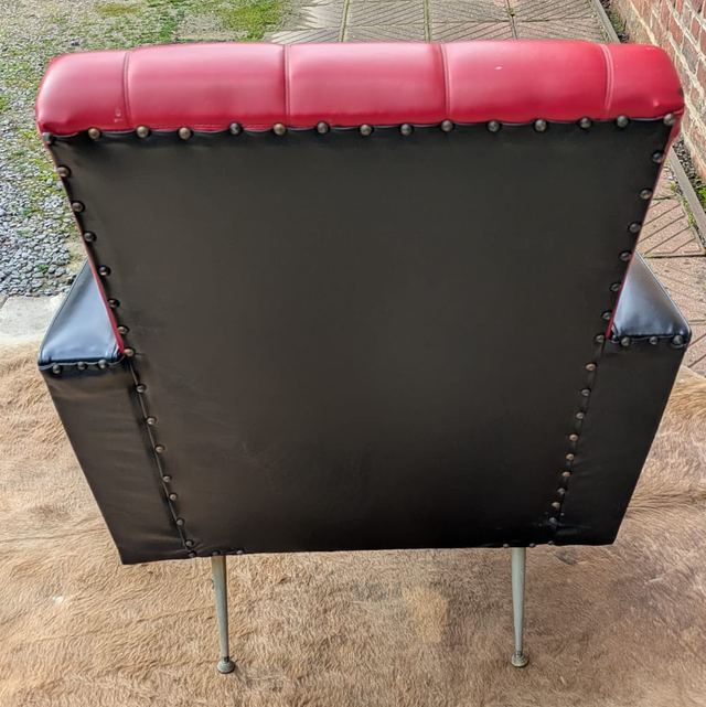 1. Fauteuil en Skaï rouge et noir