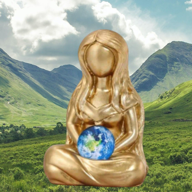 Sandsteinfigur Mutter Erde gold