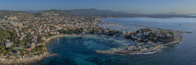 Vue de Bandol par la plage de Renecros