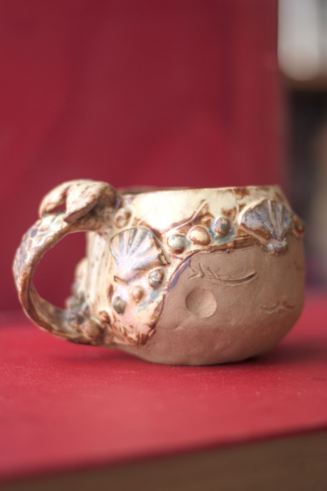 Mug tête de sirène en grès modelé à la main