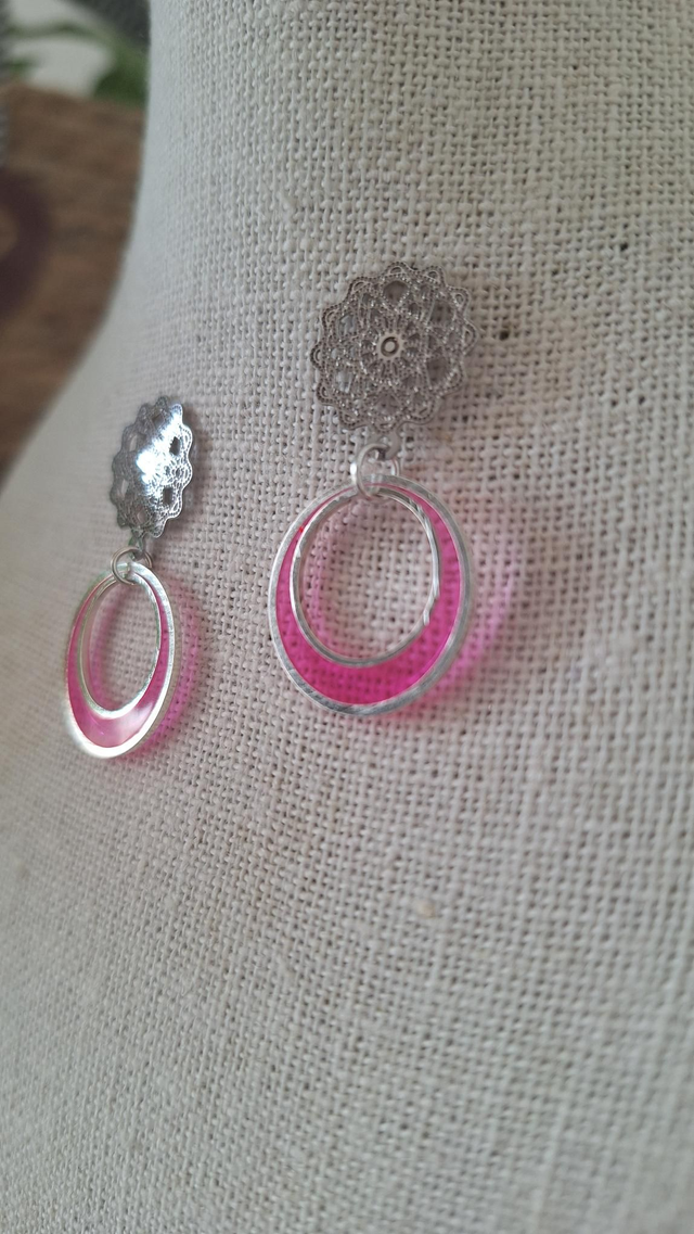 Boucles oreilles rondes argentés rose fluo