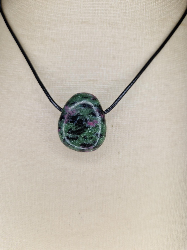 Zoïsite avec Rubis /002