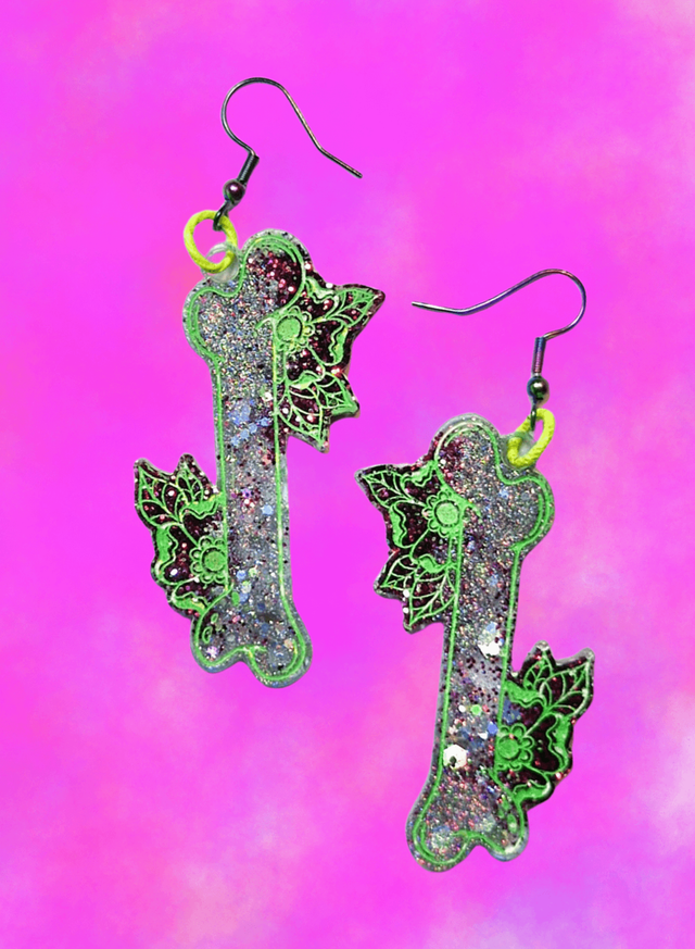 Bloom Bones, sääriluukorvakorut pinkeillä kukilla