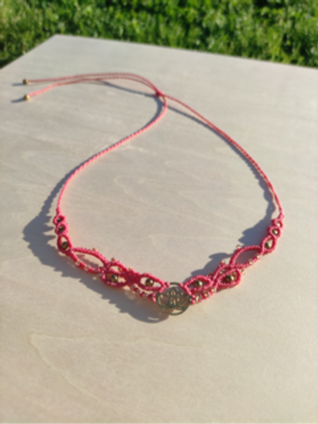 Collier rose avec estampe lotus dorée