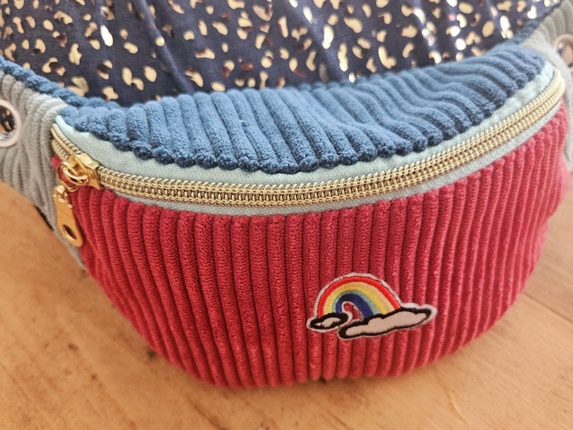 Banane Mini Velours grosses côtes Framboise givrée / Bleu paon / Vert d'eau - Écusson arc en ciel